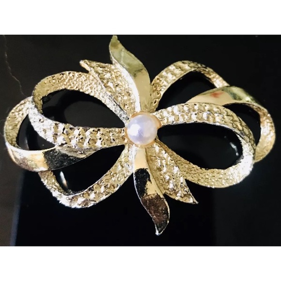 Gerrys signed gold tone and faux pearl Pin - Picture 3 of 4
